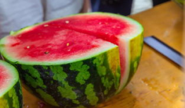 吃瓜爆料配乐叫什么名字,吃瓜爆料热潮来袭！揭秘热门配乐背后的故事